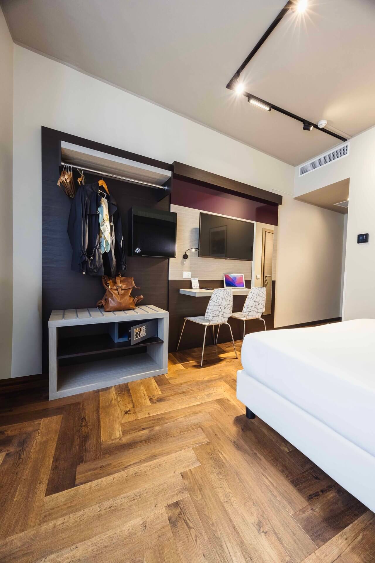 Double Room at Genius Downtown 5